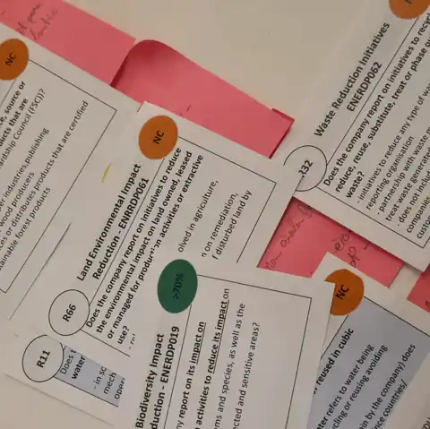 Cartes d’indicateurs sur la réduction des impacts et post-it roses de propositions